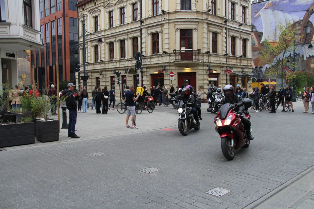 Wielka parada motocyklowa na ulicy Piotrkowskiej w Łodzi