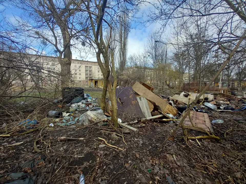 Łódź. Hałdy śmieci pod Wydziałem Komunikacji. Kto je podrzuca? - Zdjęcie główne