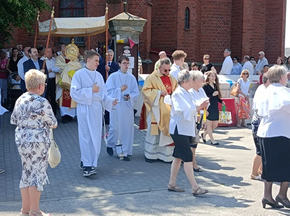 Ulicami Zgierza przeszły procesje Bożego Ciała.