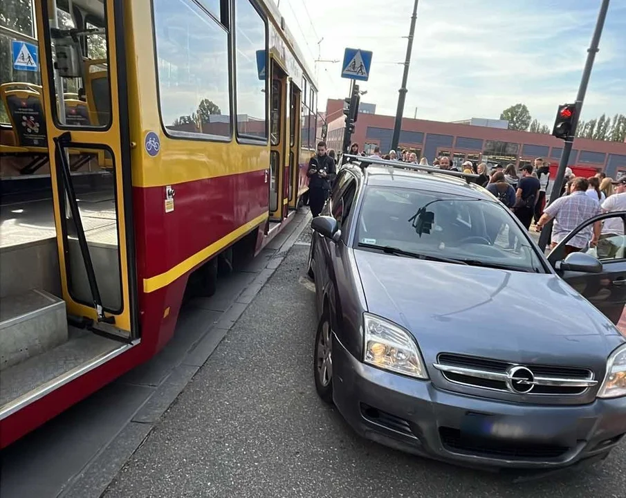 Wypadek na Dąbrowskiego w Łodzi. Nie jeżdżą tramwaje [ZDJĘCIA] - Zdjęcie główne