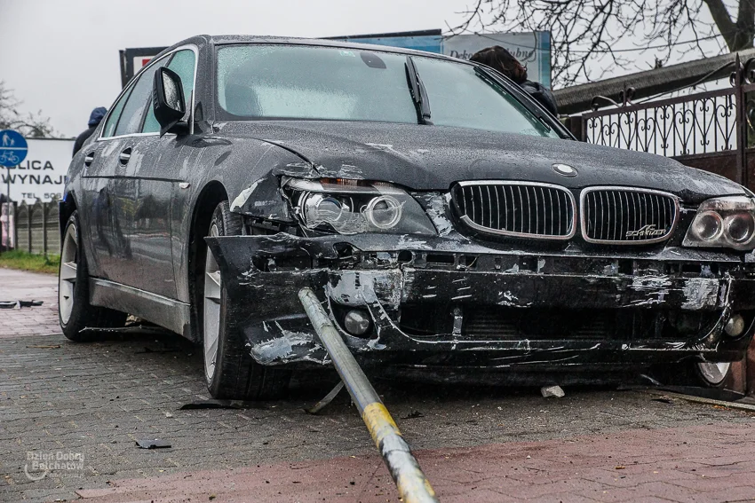 Wypadek w Grocholicach. Ciężarówka zderzyła się z BMW