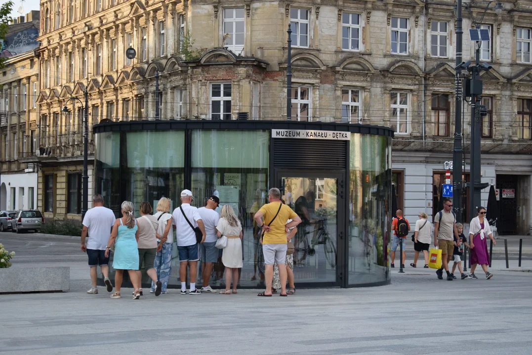 Łodzianie wypoczywają na placu Wolności