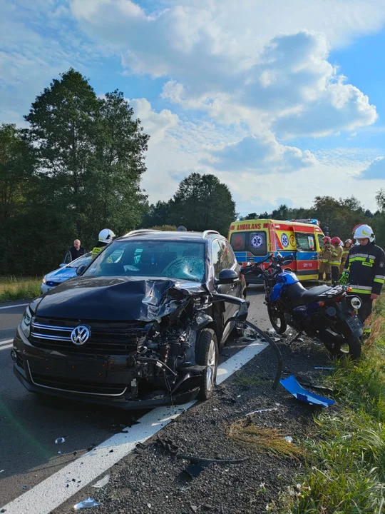 Groźny wypadek w Wadlewie. Zderzenie motocyklisty z samochodem osobowym