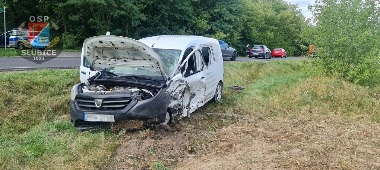 Zjechał na przeciwległy pas, uderzył w ciężarówkę i inne auto. Jedna osoba ranna [ZDJĘCIA] - Zdjęcie główne