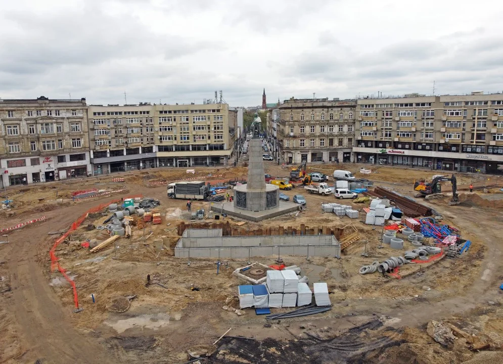 Miasto się chwali postępami na placu Wolności. Łodzianie pytają „ile lat jeszcze będzie remontowany”?