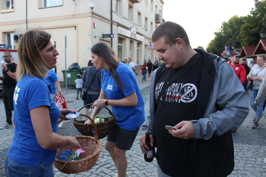 KCI rozdaje róże i gazety na kutnowskim Święcie Róży