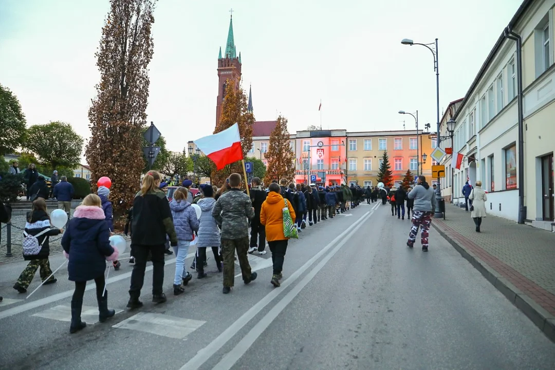 Pochody 11 listopada w Zgierzu. Mieszkańcy tłumnie uczestniczyli w uroczystościach Święta Niepodległości.