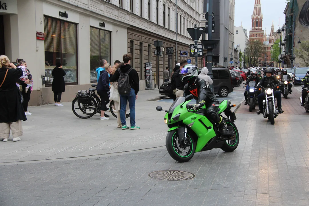 Wielka parada motocyklowa na ulicy Piotrkowskiej w Łodzi