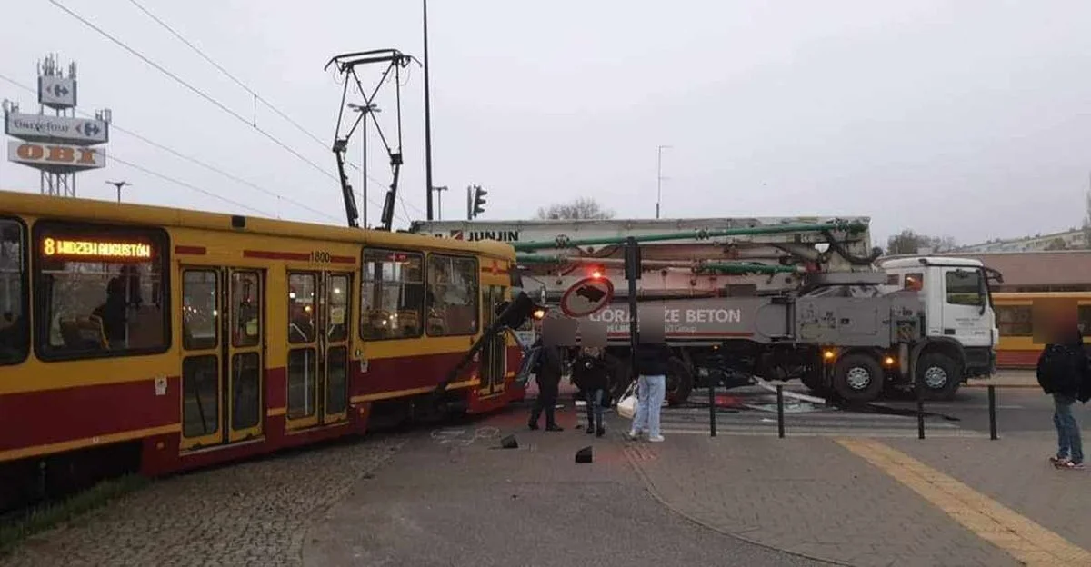 Kolizja tramwaju z samochodem ciężarowym na Aleksandrowskiej