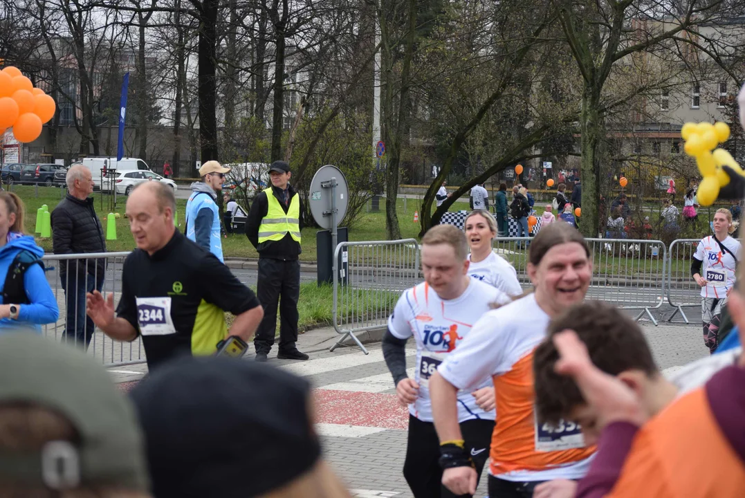 DOZ Maraton ulicami miasta. Zobacz zdjęcia z biegu głównego