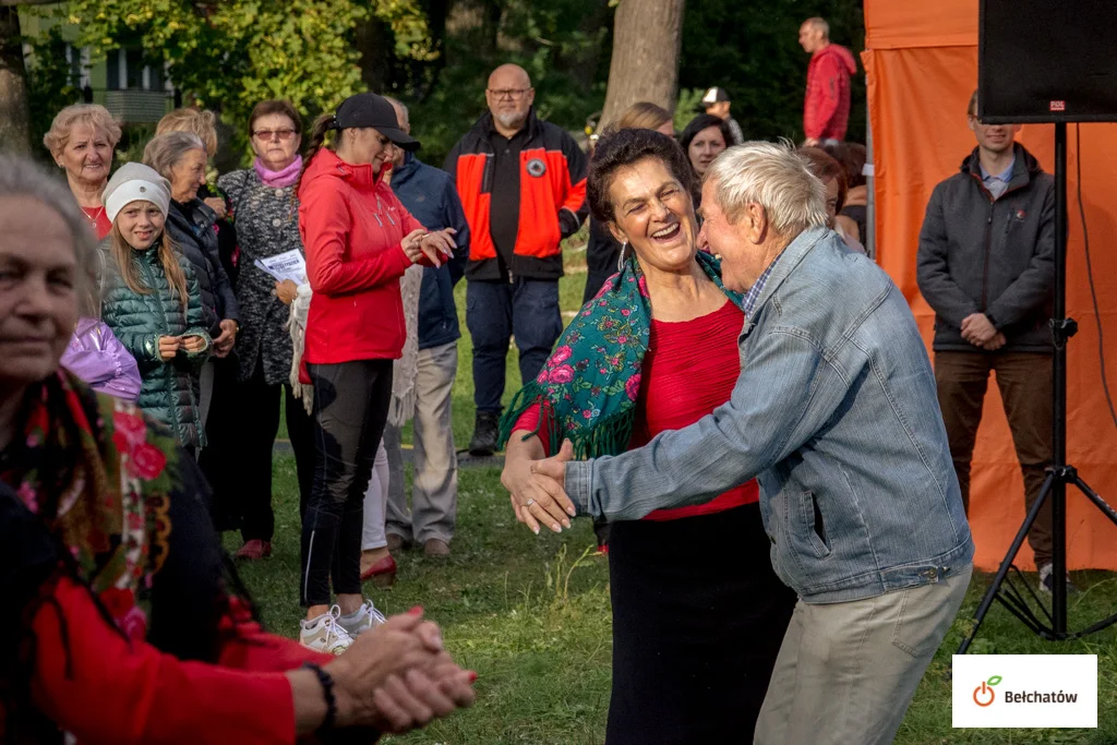 Biesiada w parku w centrum miasta. Były tańce, muzyka na żywo i pyszny poczęstunek [FOTO] - Zdjęcie główne