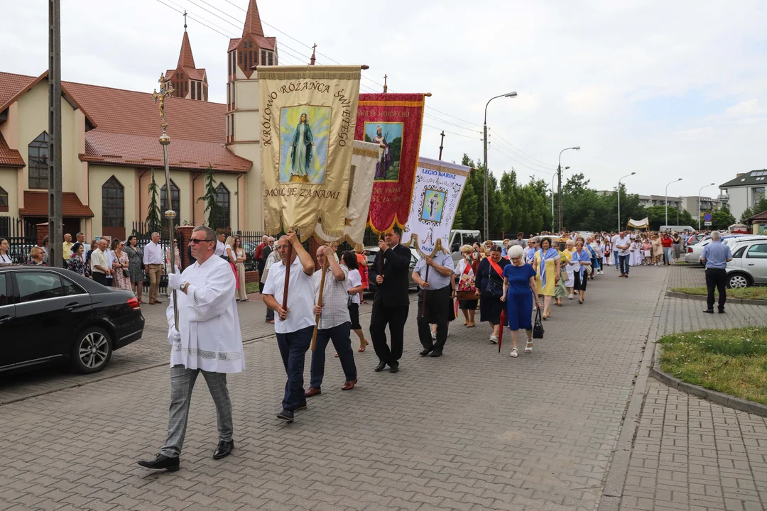 Boże Ciało w Płocku. Setki wiernych na procesji w parafii św. Wojciecha [FOTO] - Zdjęcie główne