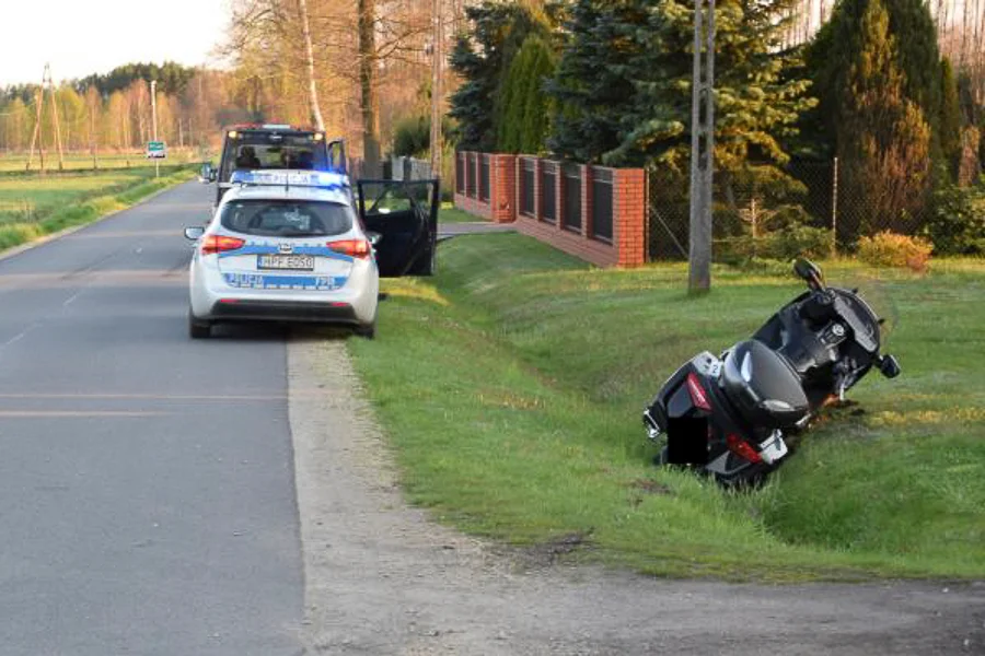 Zwierzę wybiegło wprost przed koła. Po zderzeniu motocykl przez kilka metrów sunął po drodze - Zdjęcie główne