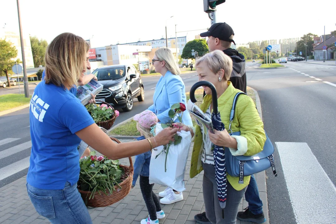 KCI rozdaje róże i gazety na kutnowskim Święcie Róży