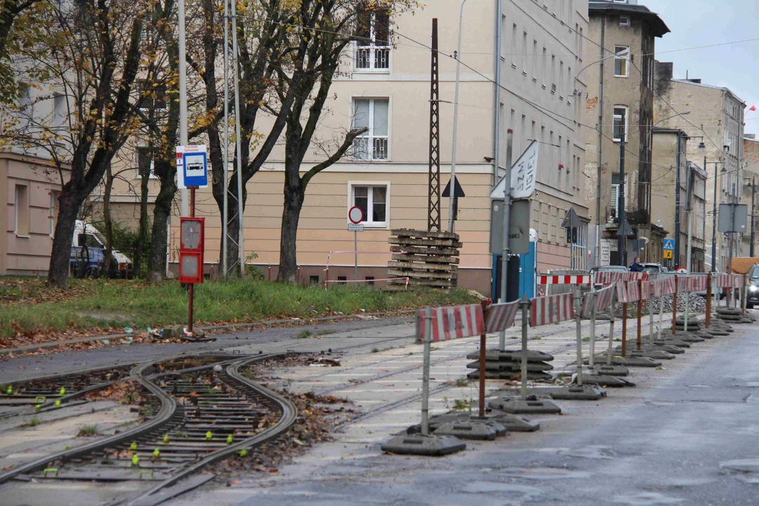 Brudny przystanek tramwajowy przy centrum krwiodawstwa w Łodzi