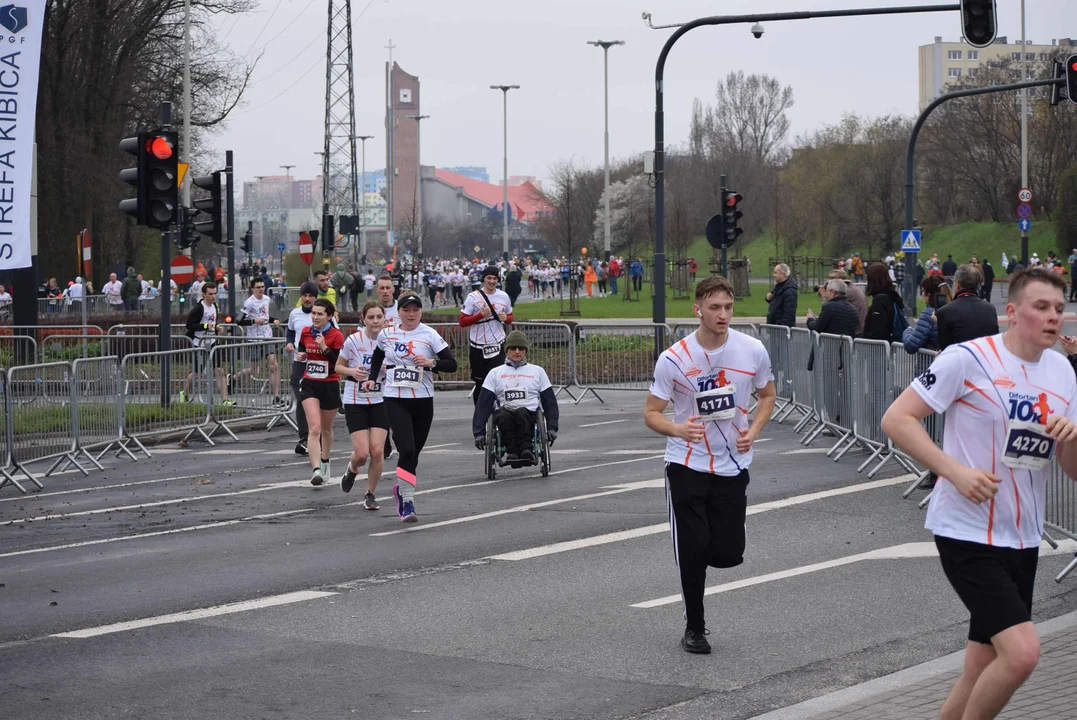 DOZ Maraton ulicami miasta. Zobacz zdjęcia z biegu głównego