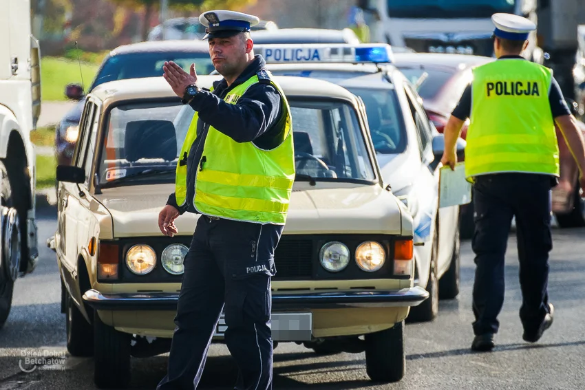 Wypadek na al. Wyszyńskiego. Policyjny motocykl zderzył się z osobówką