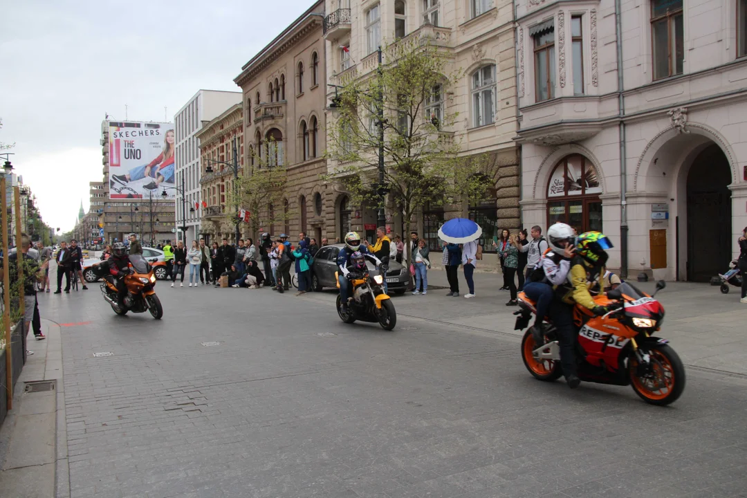 Wielka parada motocyklowa na ulicy Piotrkowskiej w Łodzi