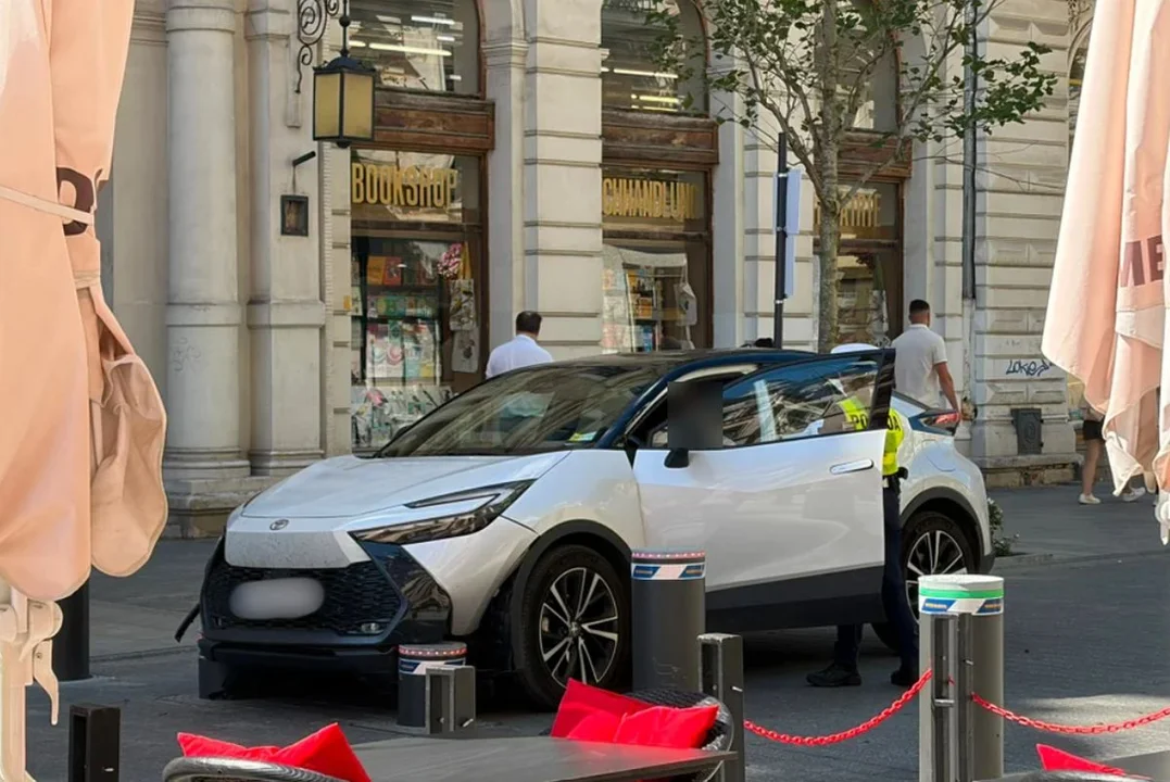 Toyota zawisła na słupkach