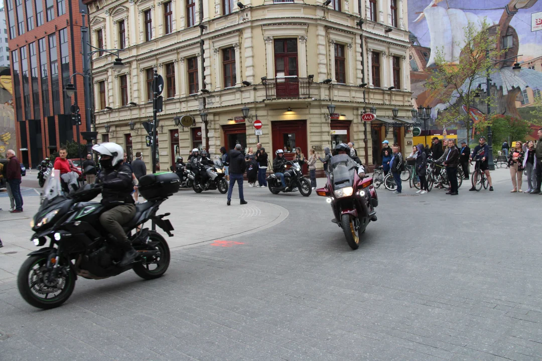 Wielka parada motocyklowa na ulicy Piotrkowskiej w Łodzi