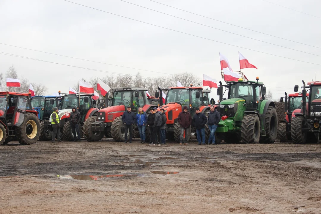 Rolnicy znów protestują. Wiele maszyn na drogach pow. kutnowskiego [ZDJĘCIA] - Zdjęcie główne