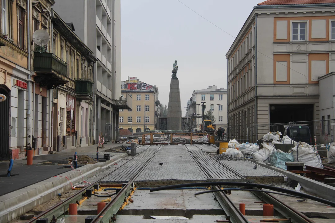 Trwa łączenie nowego torowiska ze starym przy ul.Legionów w Łodzi