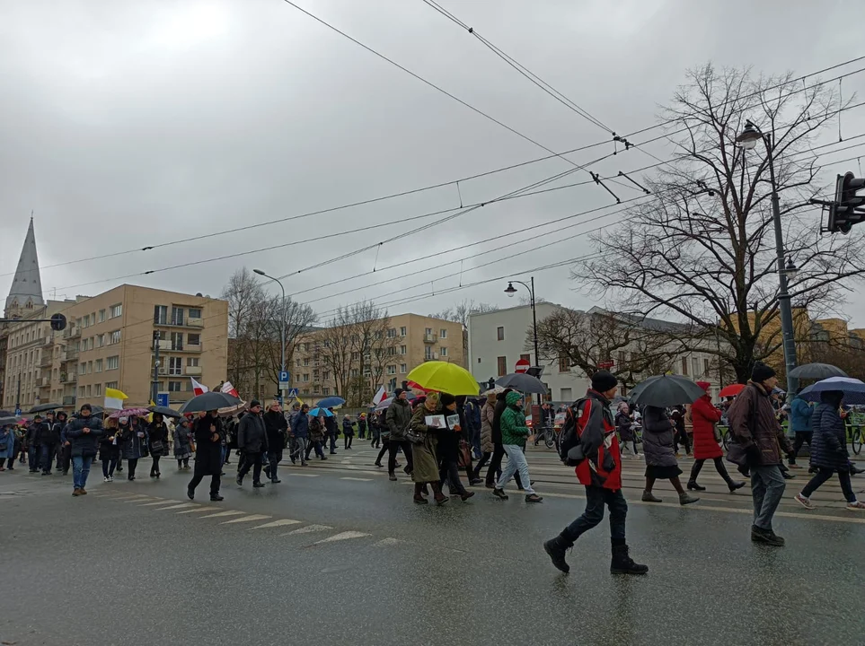 Marsz papieski w Łodzi. Setki łodzian ruszyło ulicami miasta [zdjęcia]