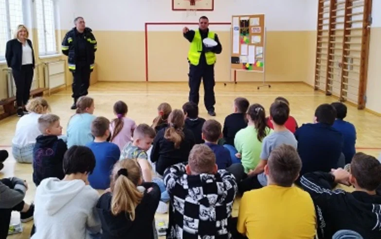 Cenna lekcja o odblaskach. Spotkanie policjantów z dziećmi - Zdjęcie główne