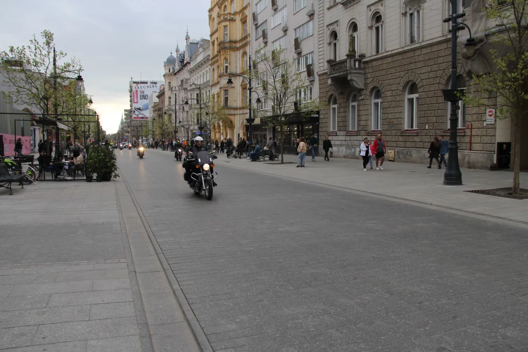 Wielka parada motocyklowa na ulicy Piotrkowskiej w Łodzi