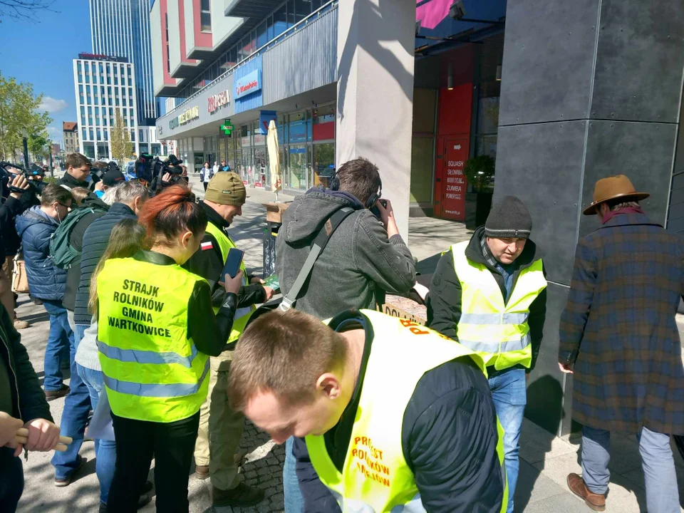 Rolnicy strajkują pod Urzędem Marszałkowskim w Łodzi