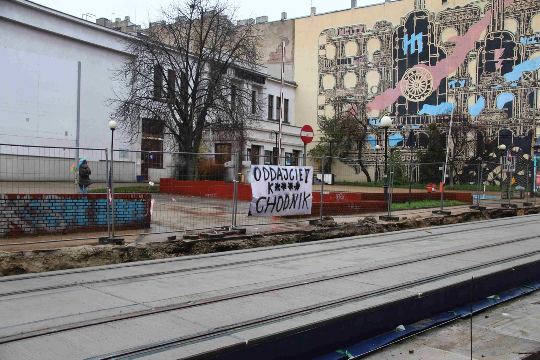 Szczery banner na ulicy Legionów w Łodzi.