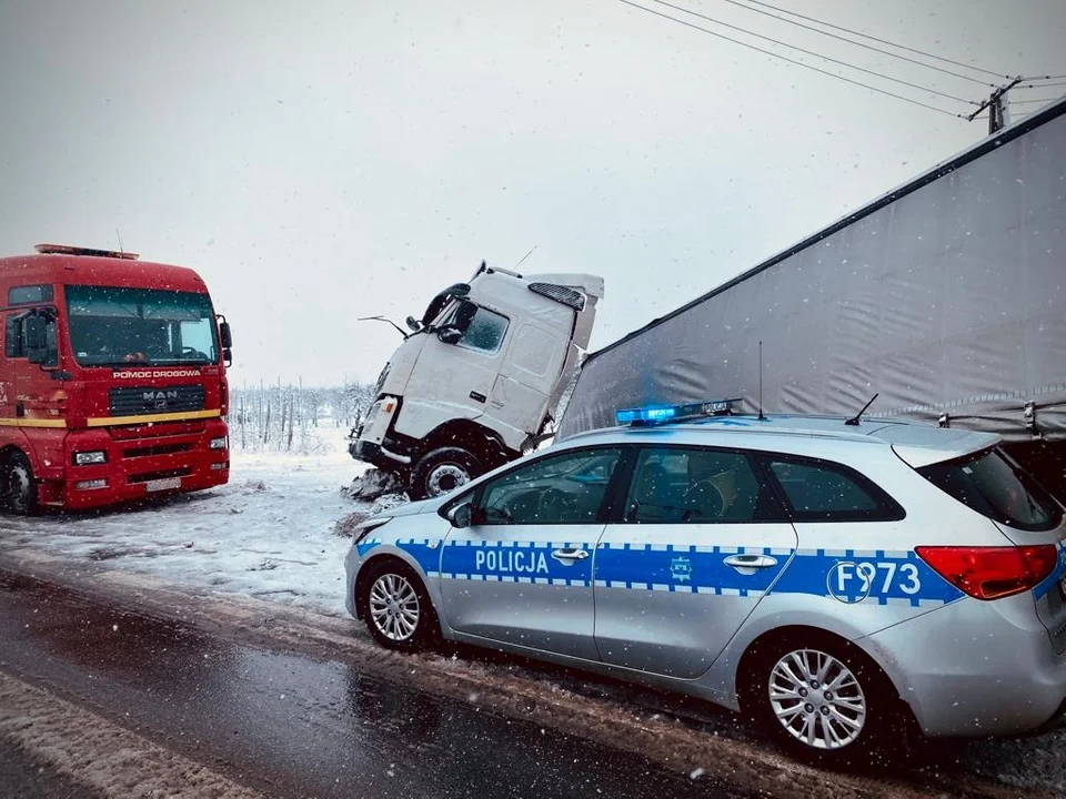 Tir wjechał do rowu. Uwaga! Na miejscu pracuje specjalistyczny holownik. Są utrudnienia - Zdjęcie główne