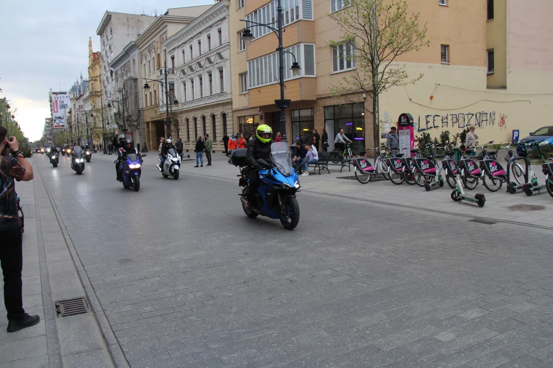 Wielka parada motocyklowa na ulicy Piotrkowskiej w Łodzi