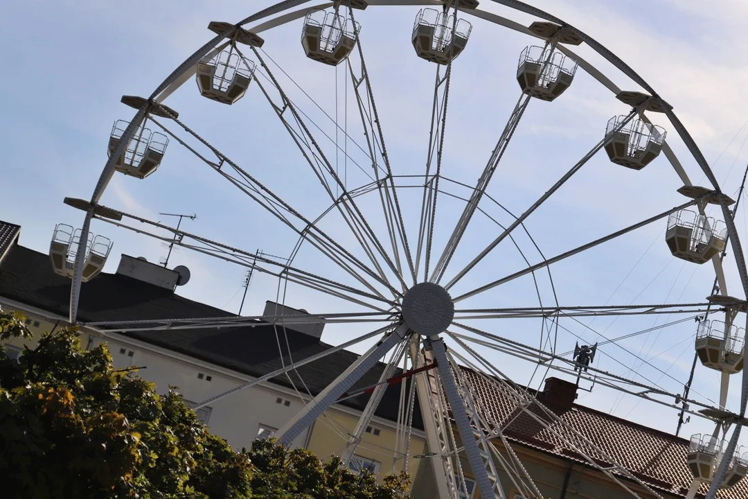 Trwają przygotowania do Święta Róży. W centrum Kutna pojawiły się m.in. lunapark i kramy