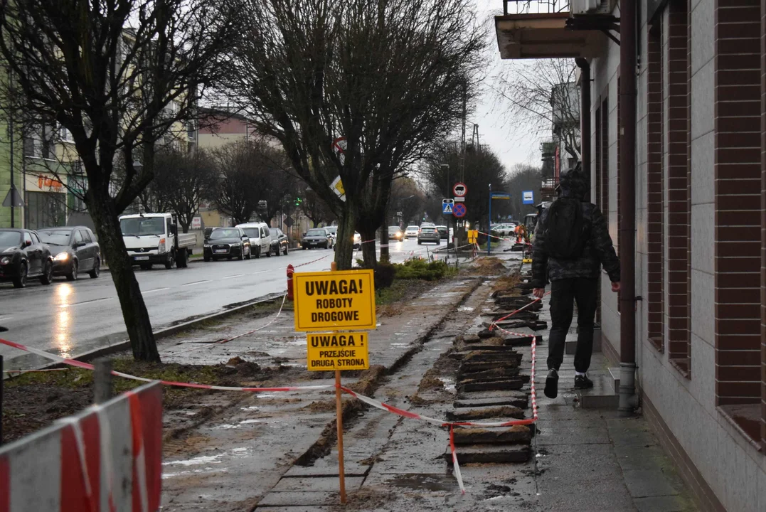 Rozłożony chodnik na ulicy Długiej