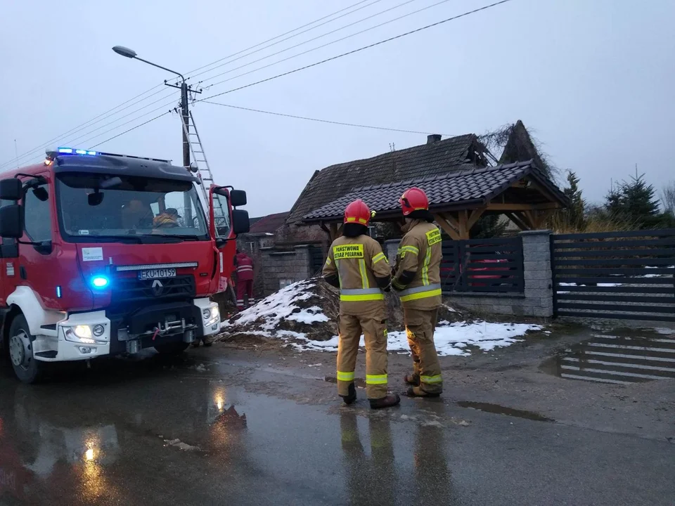 Pod Kutnem zawalił się dach. Służby zabezpieczają budynek  [ZDJĘCIA] - Zdjęcie główne