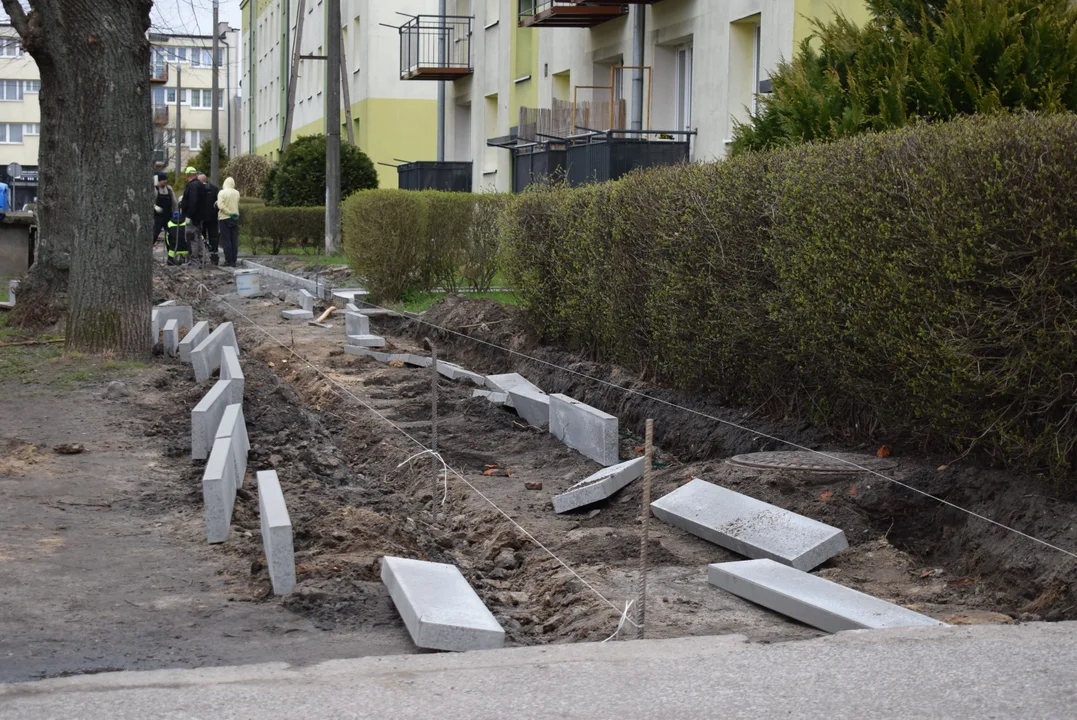 Przejście po równej nawierzchni. Trwa wymiana chodników na Nowym Mieście [ZDJĘCIA] - Zdjęcie główne