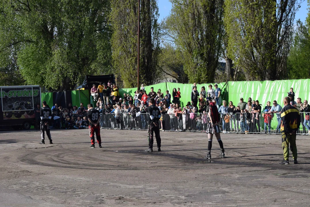 Giganty na czterech kołach zrobiły duże show! Widowiskowy pokaz monster trucków