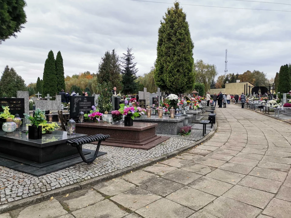 Dzień Wszystkich Świętych na cmentarzu komunalnym w Zgierzu