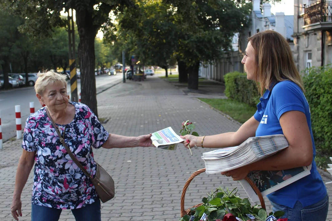 KCI rozdaje róże i gazety na kutnowskim Święcie Róży