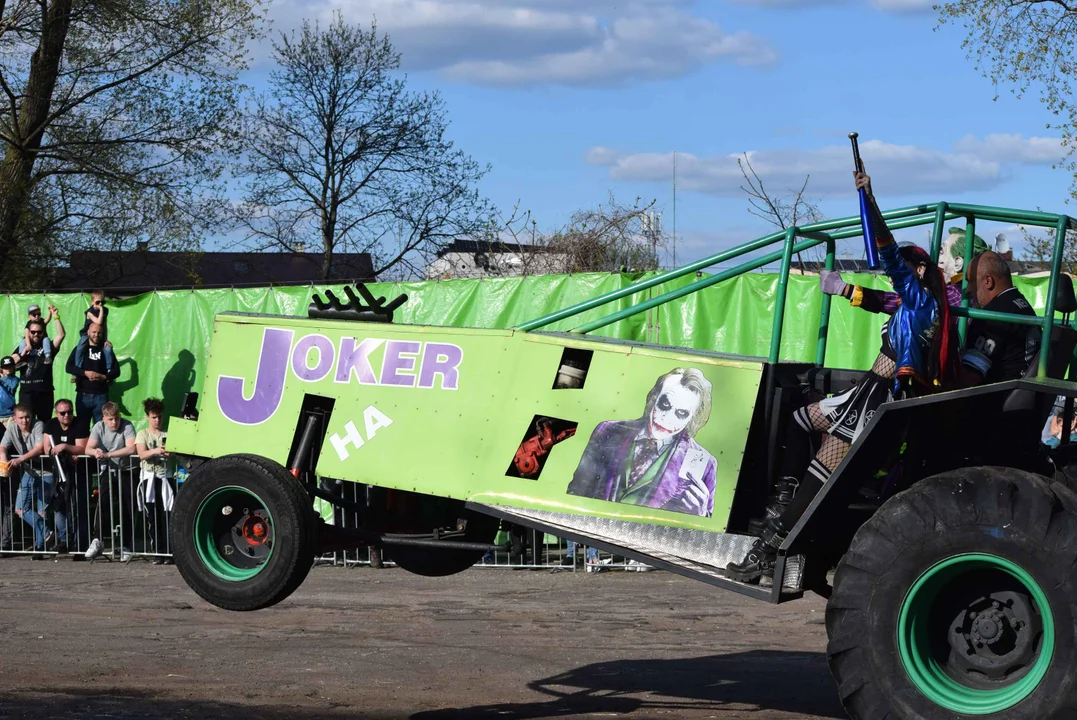 Giganty na czterech kołach zrobiły duże show! Widowiskowy pokaz monster trucków