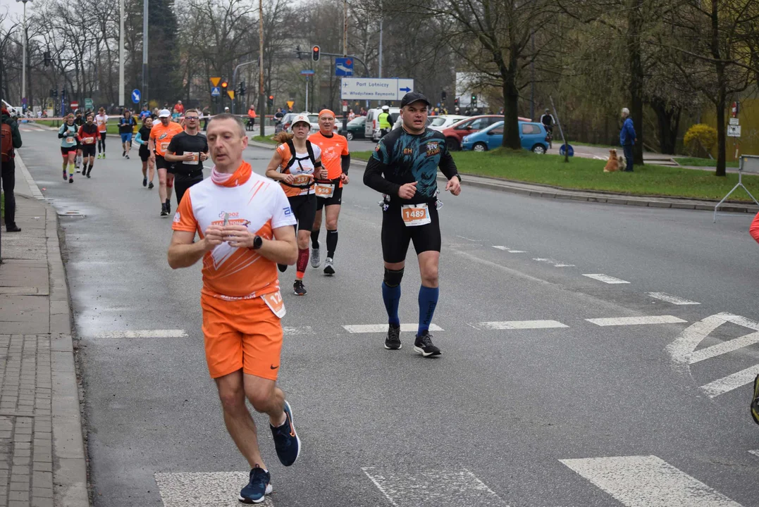 DOZ Maraton ulicami miasta. Zobacz zdjęcia z biegu głównego