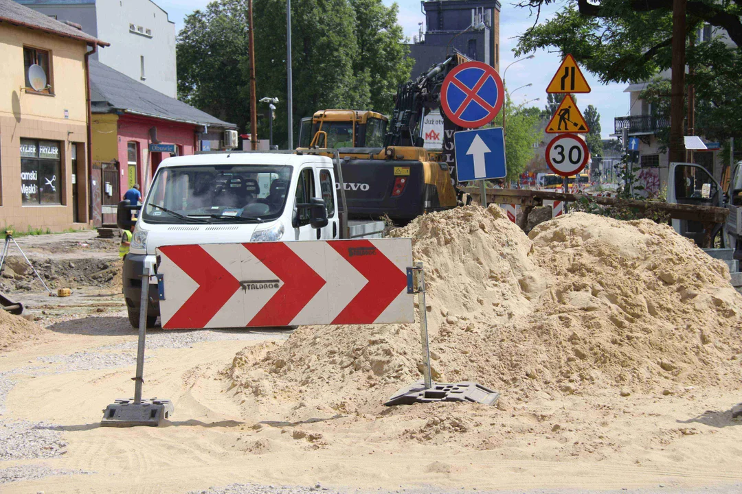 Kolejny objazd, który jest poprowadzony... chodnikiem