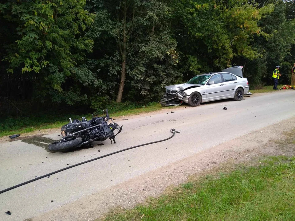 Poważny wypadek w Kutnie. Zderzenie motocykla z osobówką, jedna osoba ciężko ranna