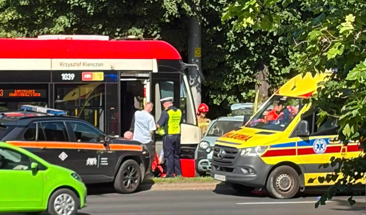 Paraliż w Gdańsku. Samochód wjechał pod tramwaj
