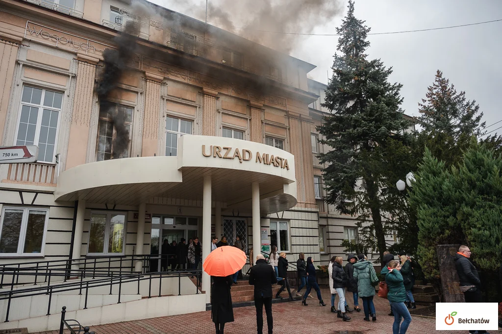 Kłęby czarnego dymu, ogień i ewakuacja w urzędzie miasta. Co działo się w magistracie? [FOTO] - Zdjęcie główne