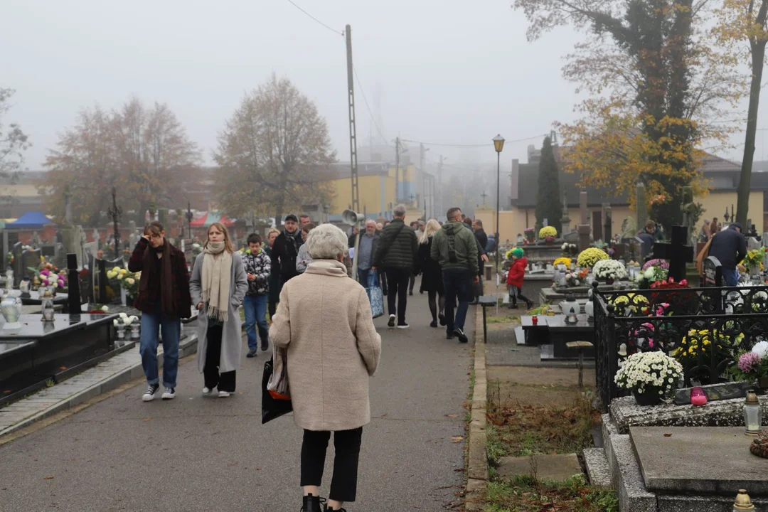 Kutnianie odwiedzają groby swoich bliskich