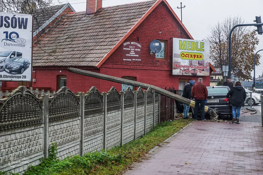 Wypadek w Grocholicach. Ciężarówka zderzyła się z BMW