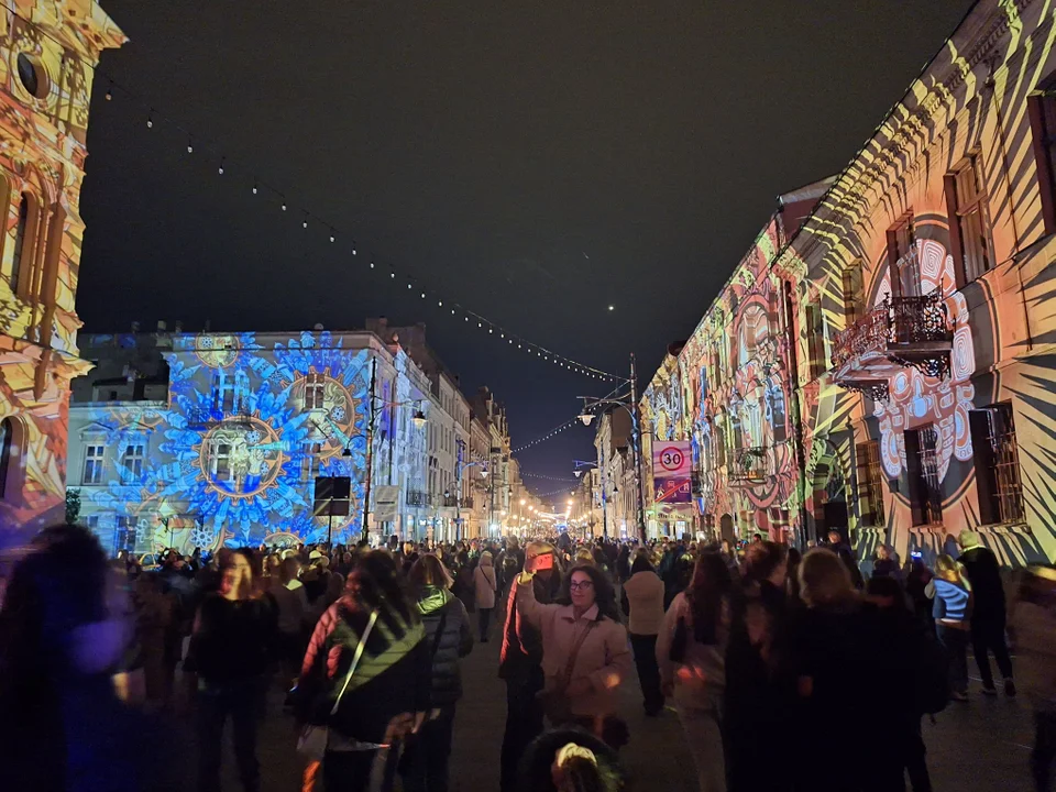 Tłumy na Light Move Festival 2024 w Łodzi. Kolorowo nie tylko na Piotrkowskiej [ZDJECIA] - Zdjęcie główne