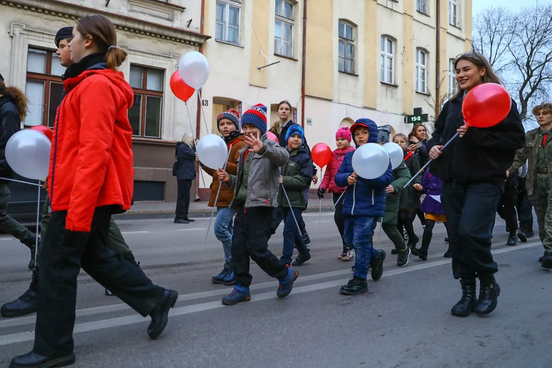 Pochody 11 listopada w Zgierzu. Mieszkańcy tłumnie uczestniczyli w uroczystościach Święta Niepodległości.